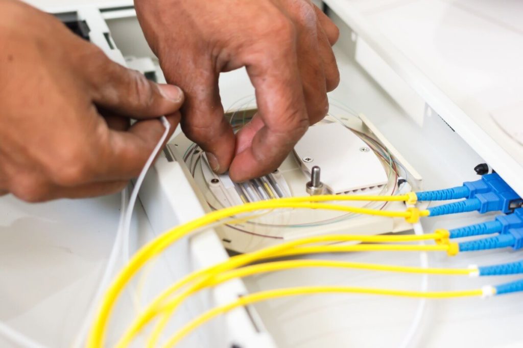 Que faire si la fibre se débranche toute seule à la maison