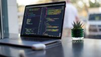 Formation développeur web et mobile : comment apprendre à créer des applications concrètes
