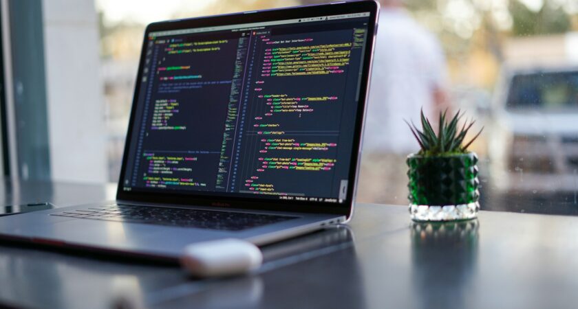 Formation développeur web et mobile : comment apprendre à créer des applications concrètes
